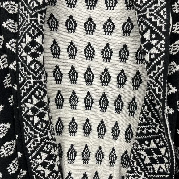 Romeo & Juliet Cardigan Sweater womens Size S Knit Tribal Black White reversible - Picture 7 of 11